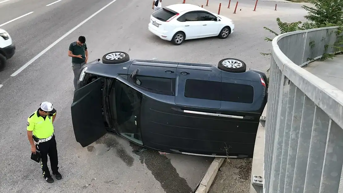 Bilecik’te kontrolden çıkan araç, üst geçidin demir ayaklarına çarparak durdu