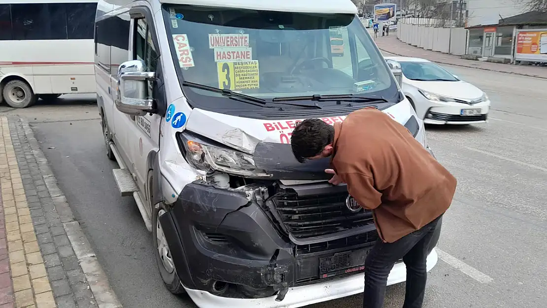 Bilecik’te minibüs ile midibüsün çarpışması sonucu 1 kişi yaralandı