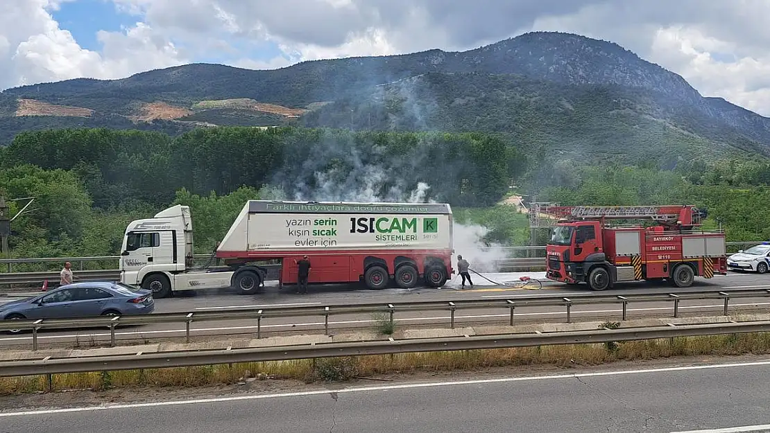 Bilecik’te seyir halindeki tır bir anda alev aldı