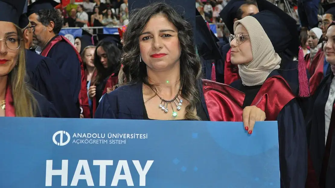 Birçok yakınını depremde kaybeden Hataylı öğrenci, buruk bir mezuniyet sevinci yaşadı