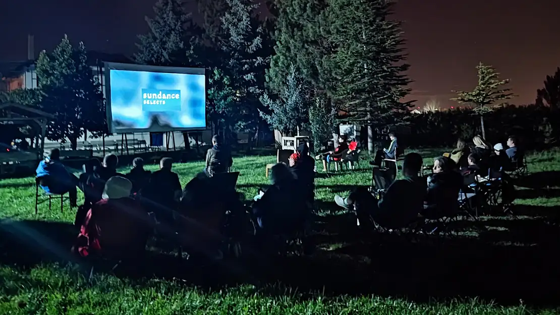 Bisikletliler Dünya Turuna Çıkan Gezginlerle Birlikte Film İzledi