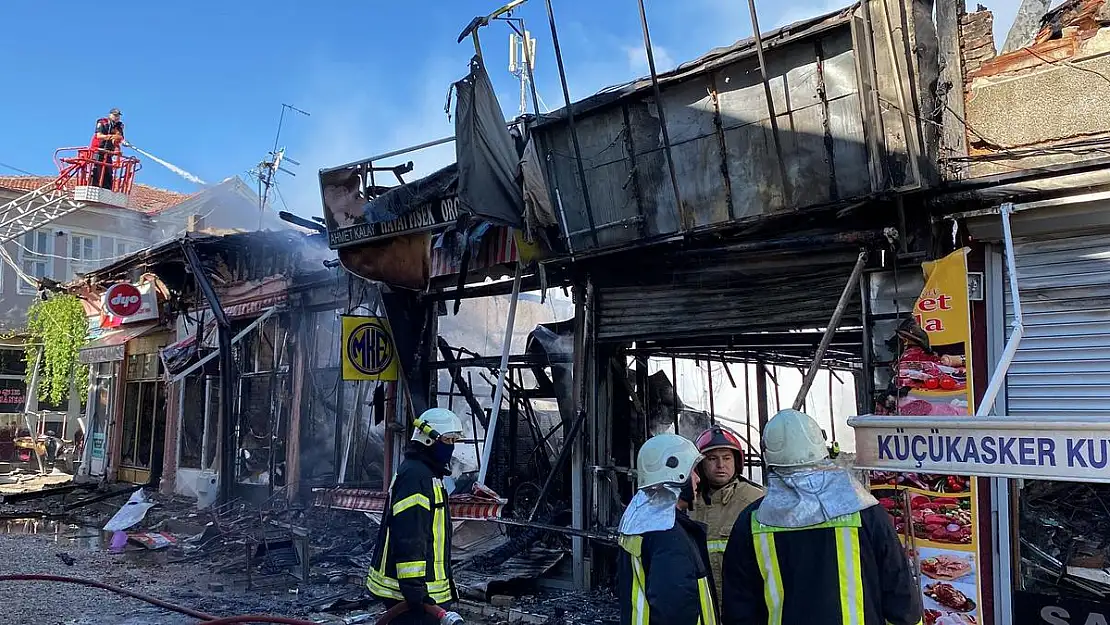 Bolvadin Çarşısı’nda çıkan yangında 20 iş yeri zarar gördü