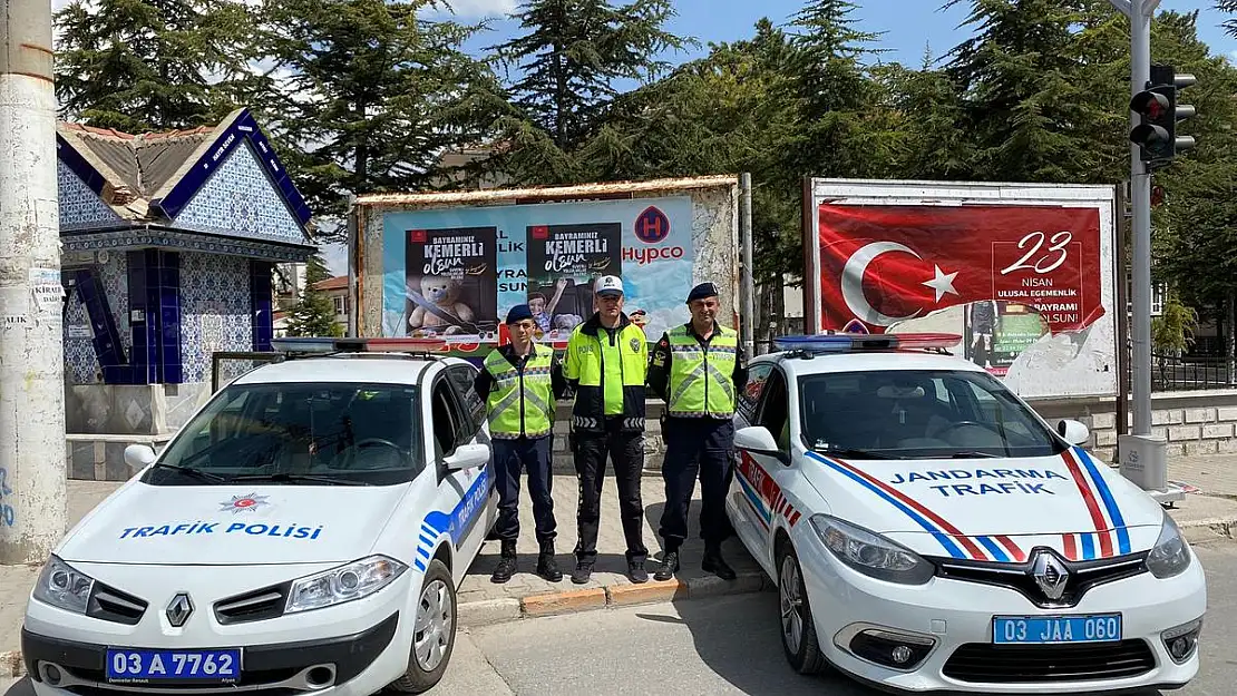 Bolvadin'de polis ve jandarma sürücüleri afişlerle uyardı