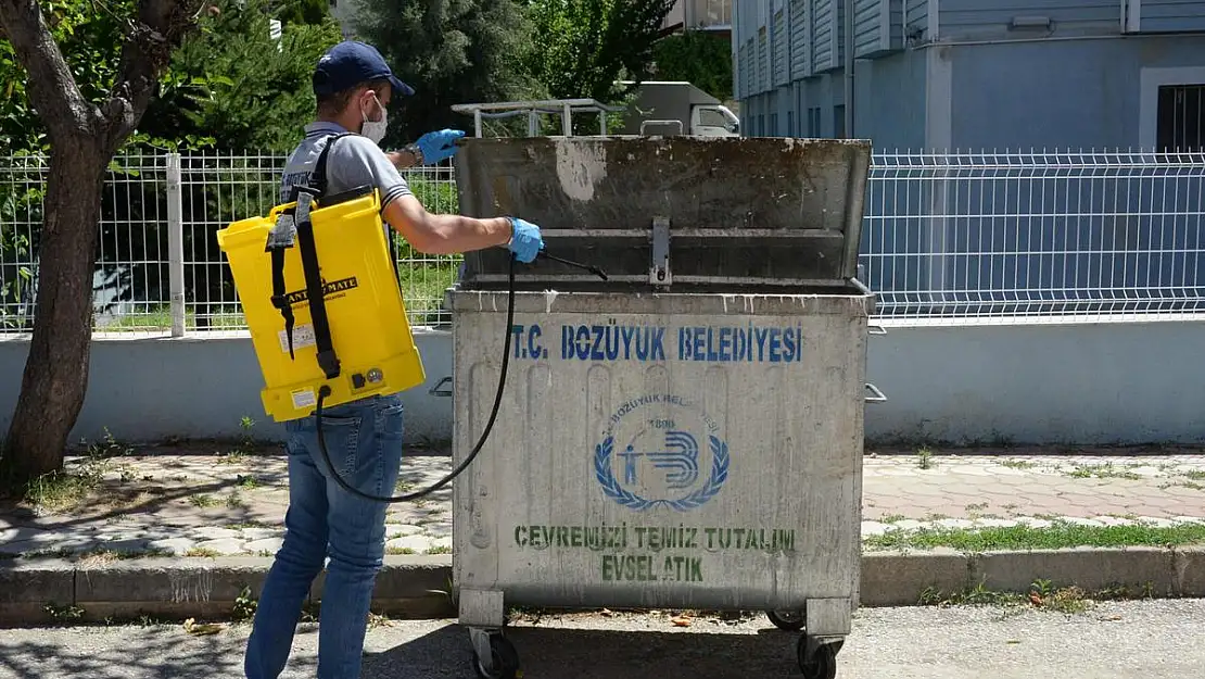 Bozüyük'te çöp konteynerleri önce yıkanıyor sonra ilaçlanıyor