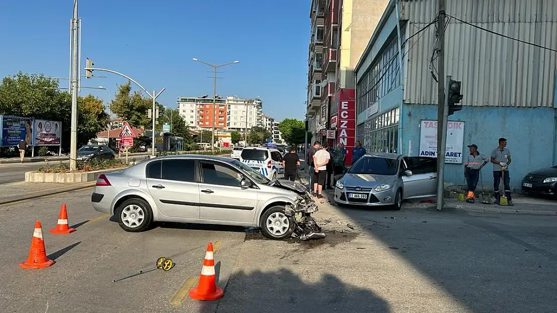 Bozüyük'te iki otomobil çarpıştı: 2 yaralı