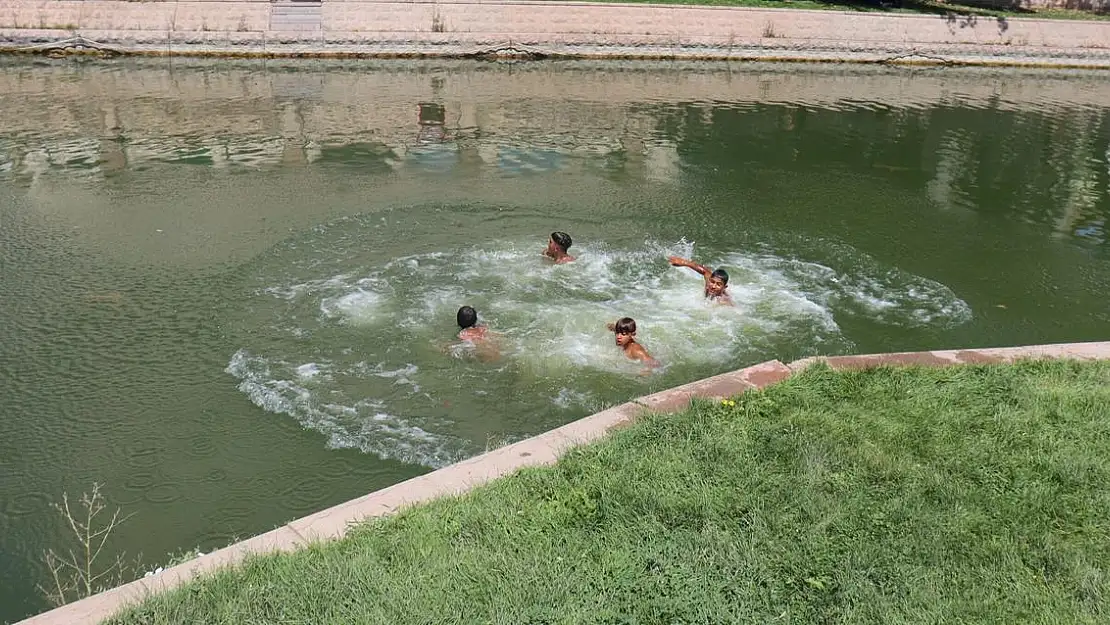 'Burası Adana' diyerek Porsuk Çayı'na atladılar