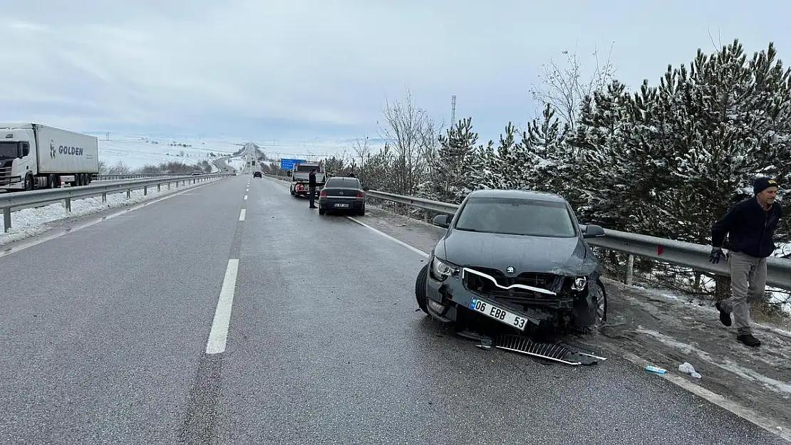 Buzlanan yollarda çok sayıda kaza meydana geldi