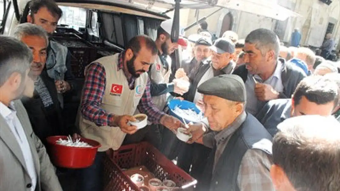 Cansuyu 10 bin kişilik aşure dağıttı