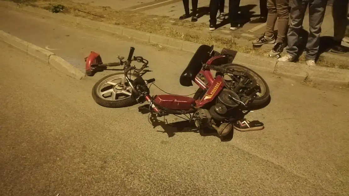 Çarpışan iki motosikletten biri parçalandı, 4 kişi yaralandı