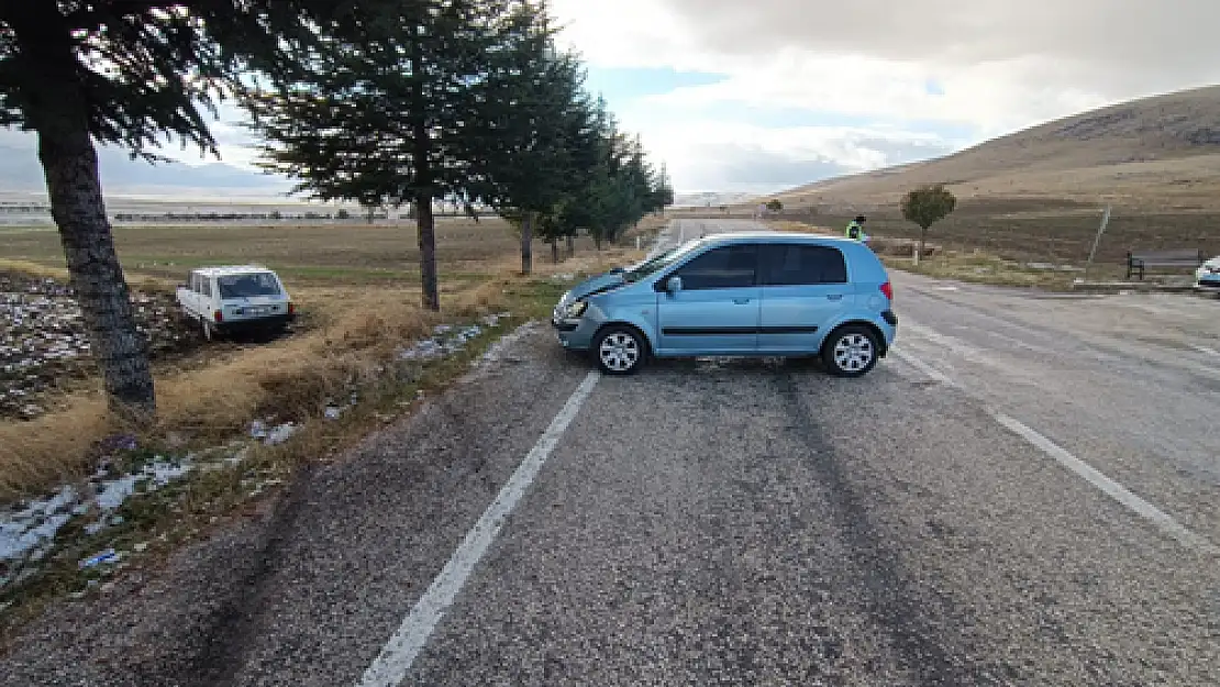 Çarpışan Otomobillerin Sürücüleri Yaralandı