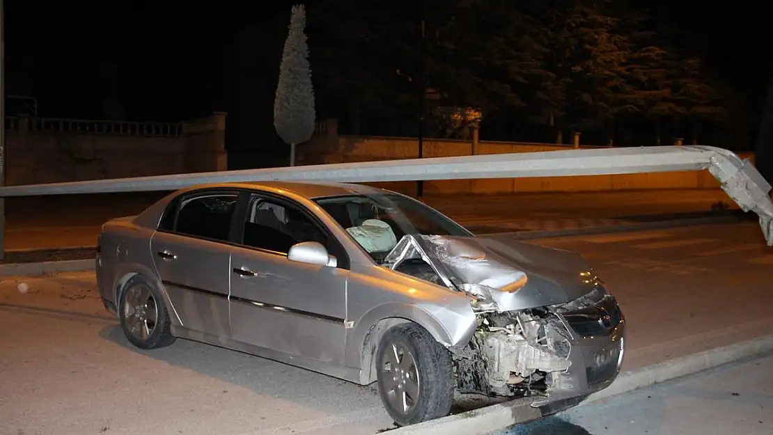 Çarptığı direk otomobilin üzerine devrildi