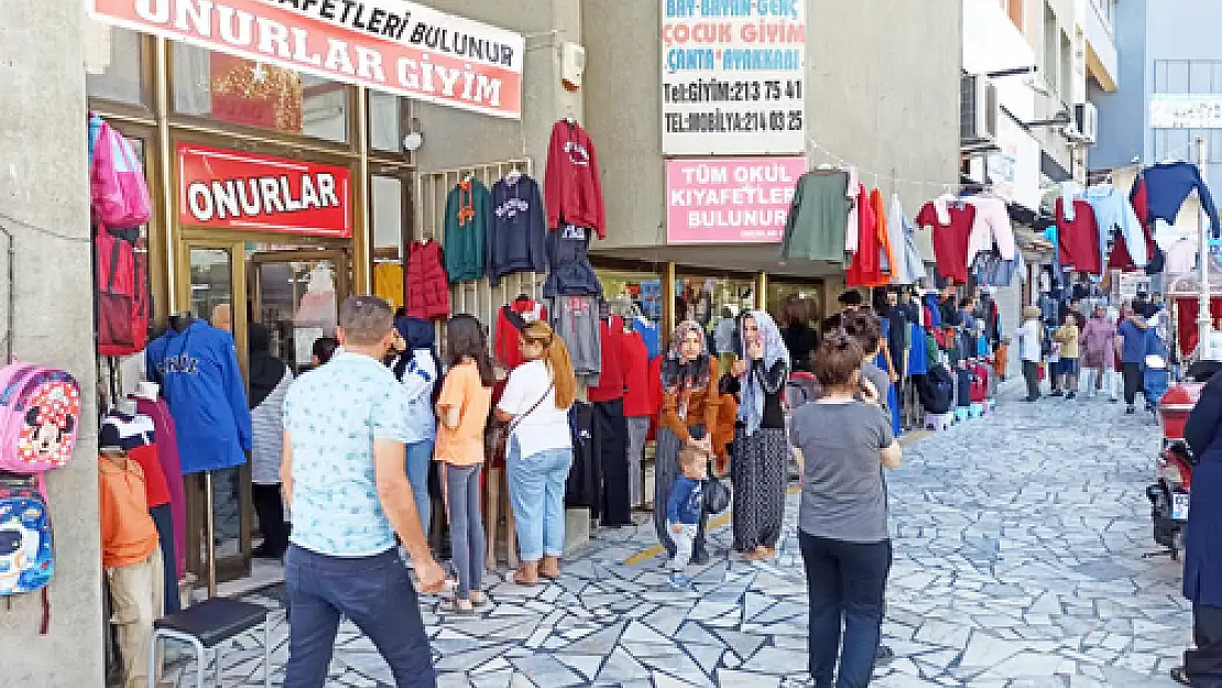 Çarşı-pazarda okul yoğunluğu