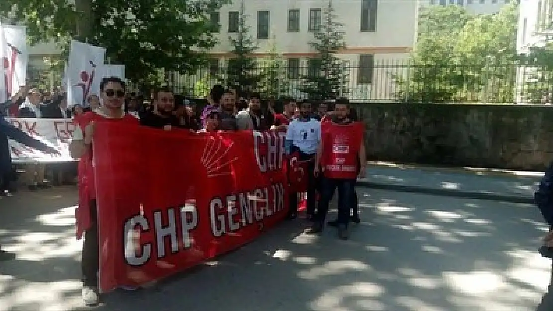 CHP'li gençler Atatürk'ün huzuruna çıktı