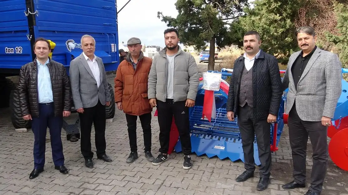 Çiftçilere patates makine, ekipmanları teslim edildi