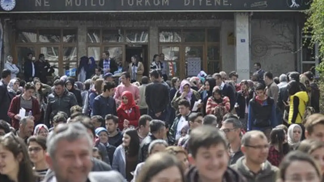 Çocuklar içeride aileleri dışarıda ter döktü