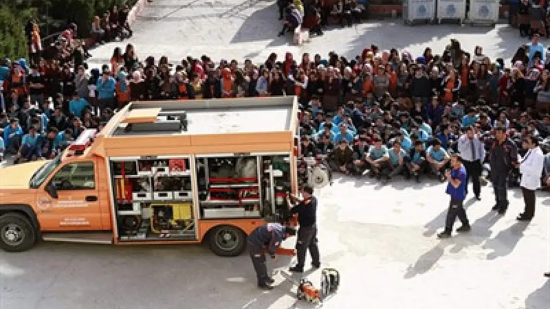 Cumhuriyet Lisesi’nde AFAD sergisi açıldı