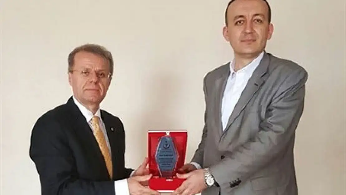 Daire Başkanı Kızıl’a Plaket – Kocatepe Gazetesi