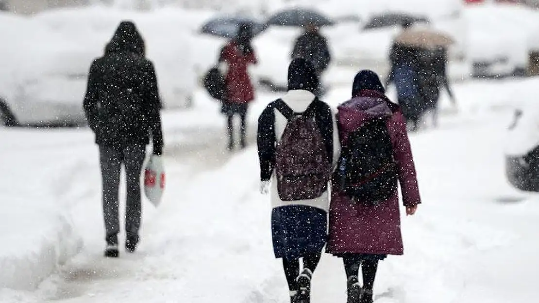 Dazkırı'da taşımalı eğitime kar engeli