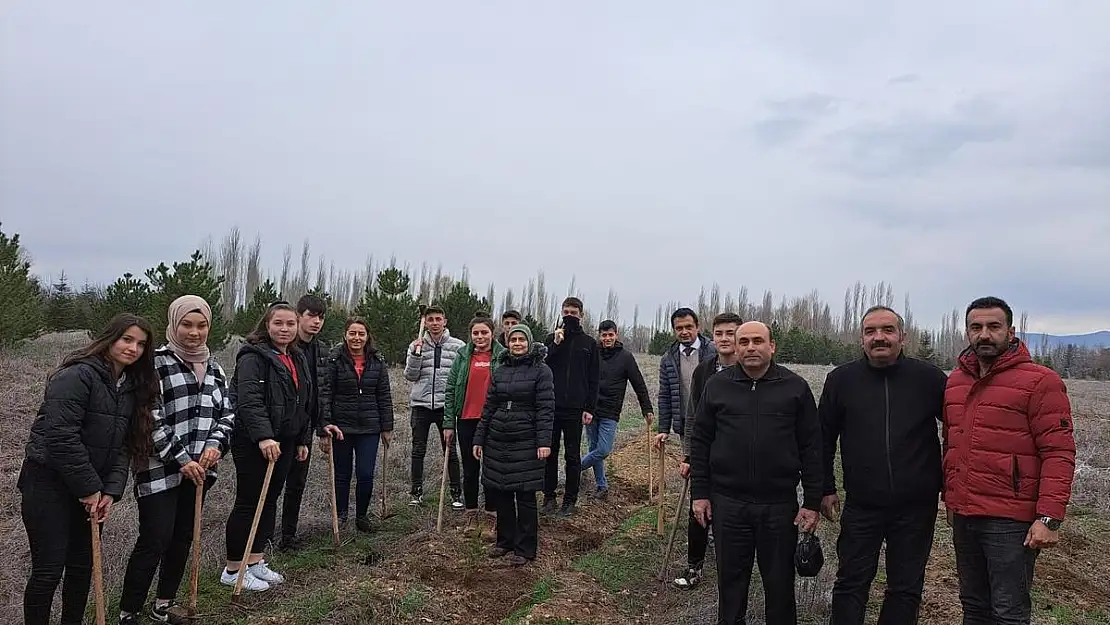 Depremde hayatını kaybedenler için fidan diktiler