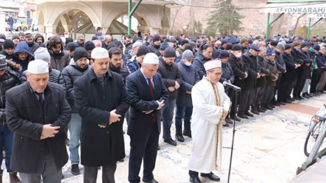 Depremde vefat edenler için  gıyabi cenaze namazı kılındı