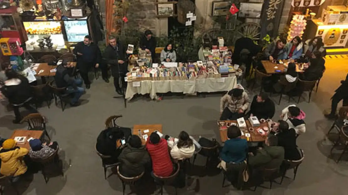 Depremzedeler yararına kitap mezatı yapıldı