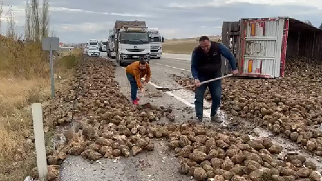 Devrilen Tırın Dorsesindeki 27 Ton Pancar Yola Dağıldı