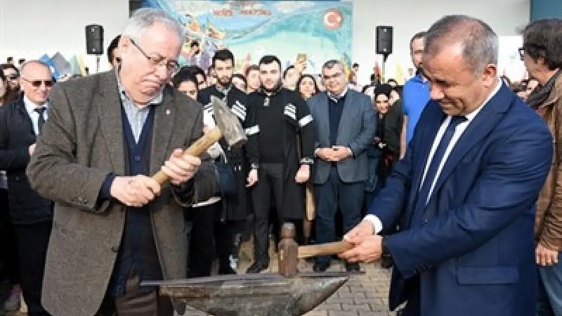 'Dil canlı bir varlık, yalnız iletişim aracı değil'