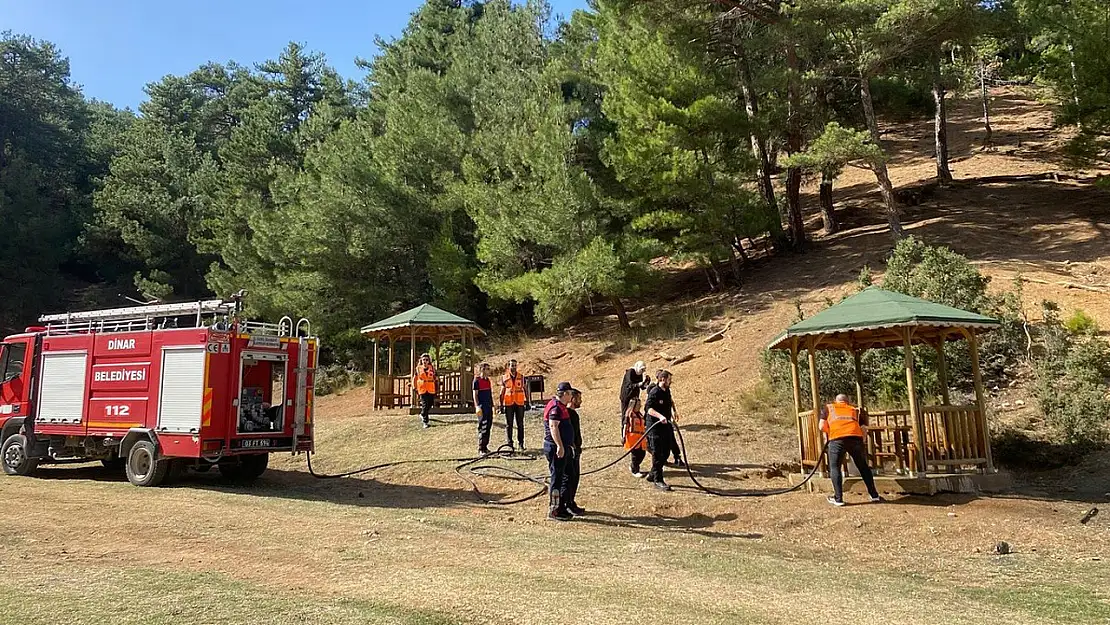 Dinar'daki Ormanlık Alanlarda Çöpler Temizlendi