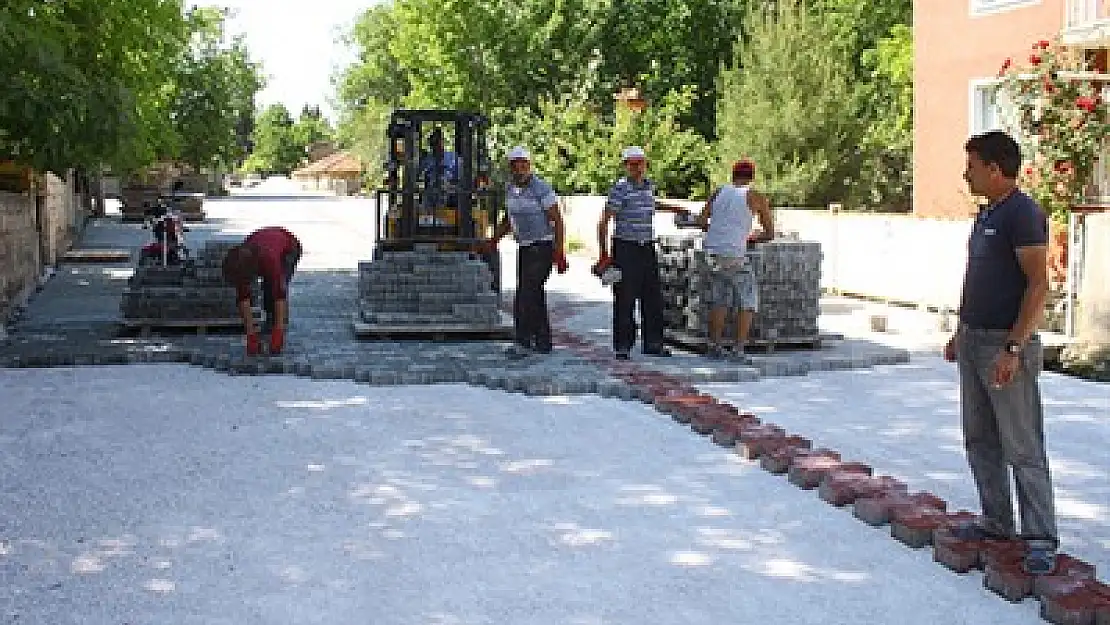 Dinar'da kilitli parke taşı döşeniyor