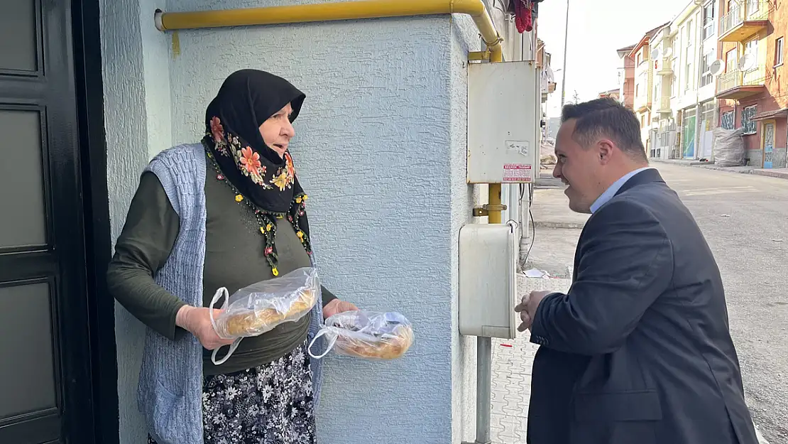 Down Sendromlu Muhtar Adayı Kapı Kapı Dolaşıp Ramazan Pidesi Dağıtıyor