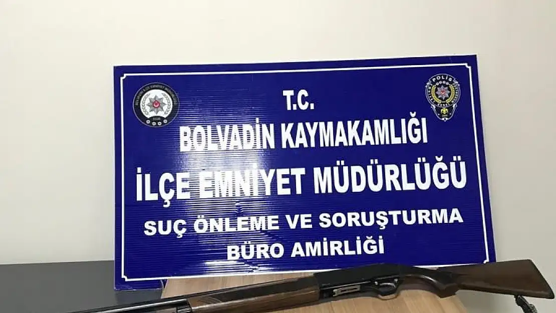 Düğüne getirdiği tüfeği ateşleyemeden polise yakalandı