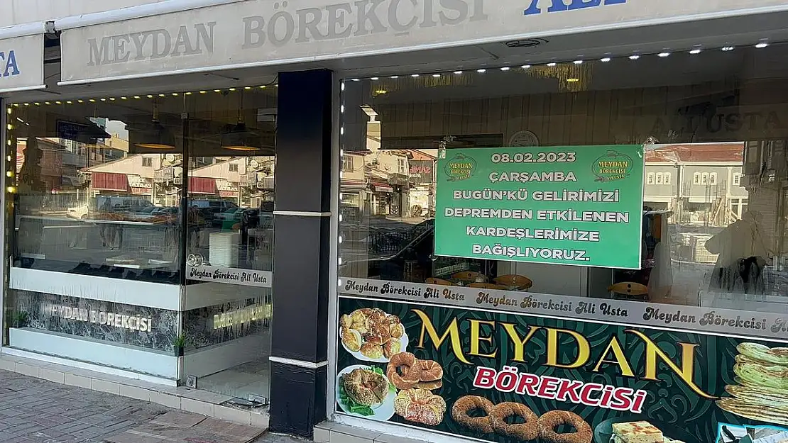 Dükkanın camındaki yazıyı görenler alışveriş için yarıştı