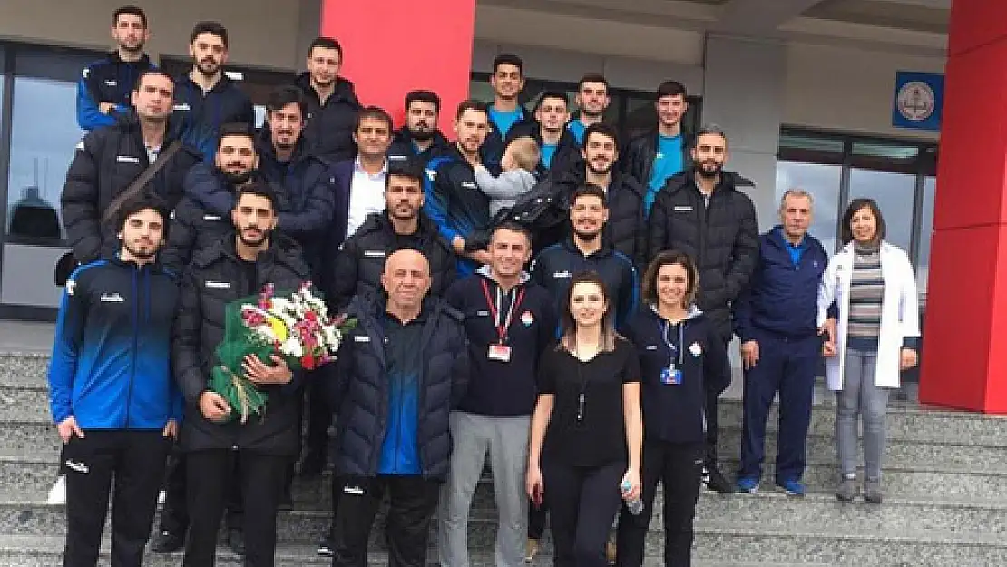 Efeler Kolej'de söyleşiye katıldı