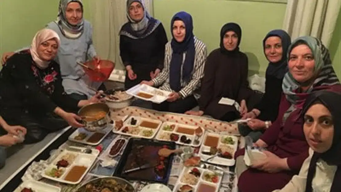 Eğitimci hanımlar yetimlerle iftarda buluştu