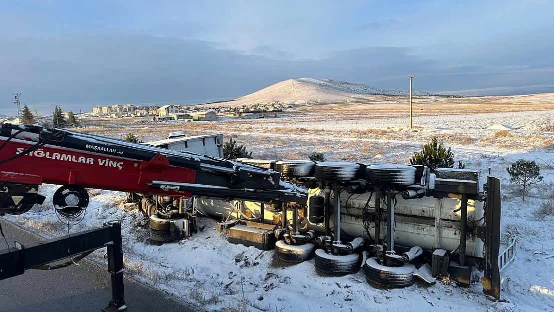 Emirdağ'da Yağ Taşıyan Tanker Devrildi 28 Ton Yağ Ziyan Oldu