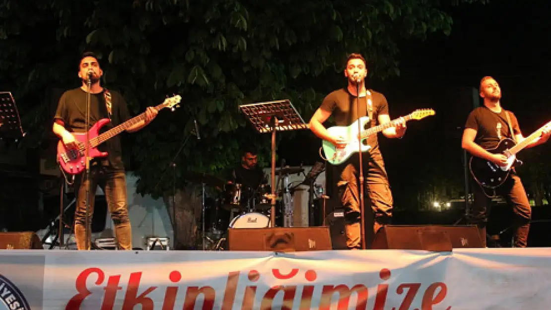 Emirdağ'lı gençler konserde eğlendi