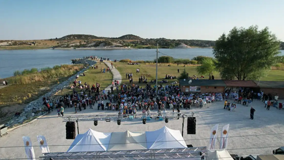 Emre Gölü konser ve halk oyunları ile renklendi