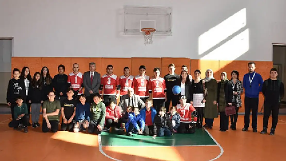 Engelliler goalball oynadı