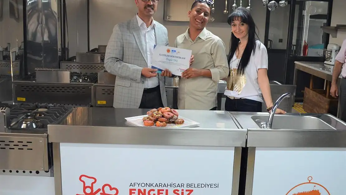 Engelsiz Gastronomi Merkezinde eğitim gören özel bireyler belgelerini aldı