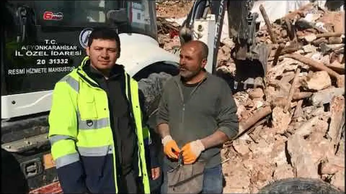 Enkazda bulduğu altın ve paraları sahibine teslim etti