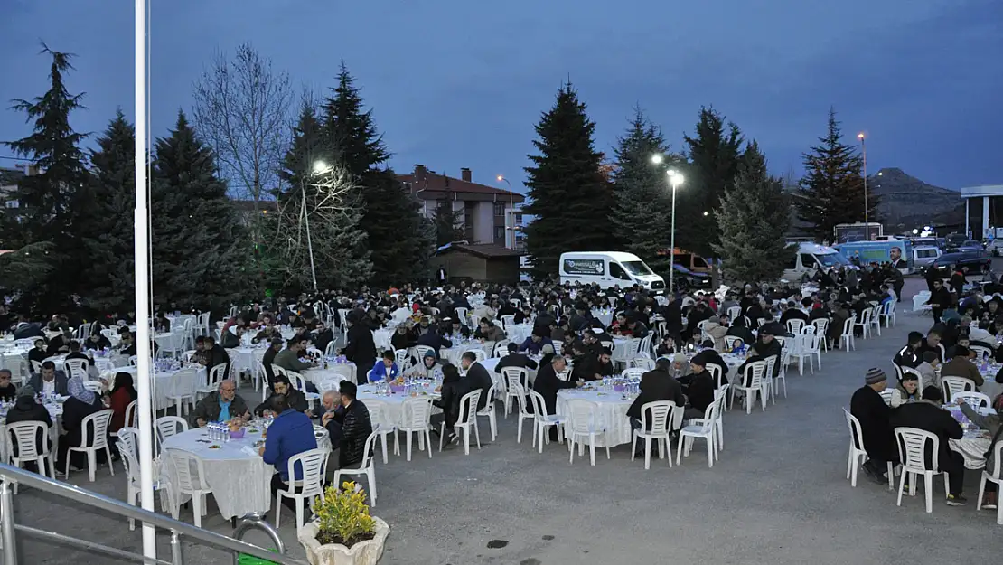 Erkmen Belediyesi'nin İftarına 3 Bin Kişi Katıldı