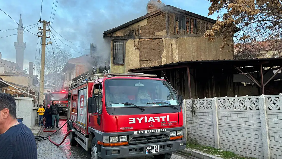 Eski Evde Çıkan Yangına İtfaiye Müdahale Ediyor