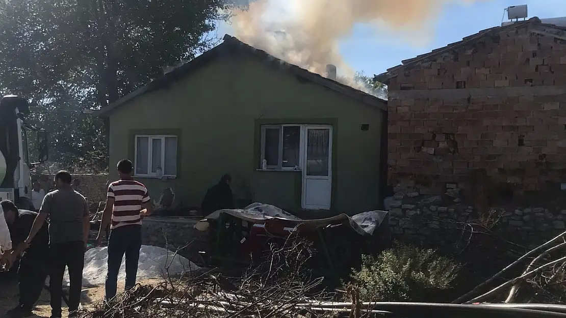 Eski Kanepelerini Yakmak İsterken Evi Kül Oldu