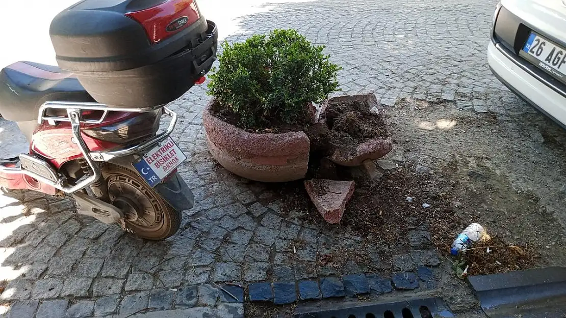 Eskişehir'de dikkatsiz sürücü aracını park ederken beton saksıyı kırdı