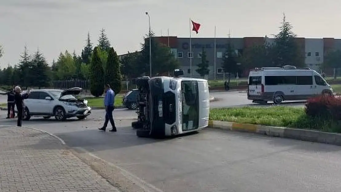 Eskişehir’de işçileri taşıyan minibüs devrildi: 5 kişi yaralandı