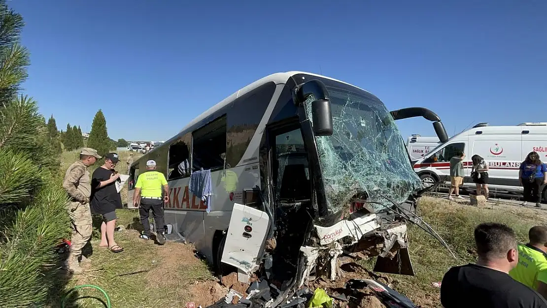 Eskişehir'de otobüs yoldan çıktı:35 yaralı