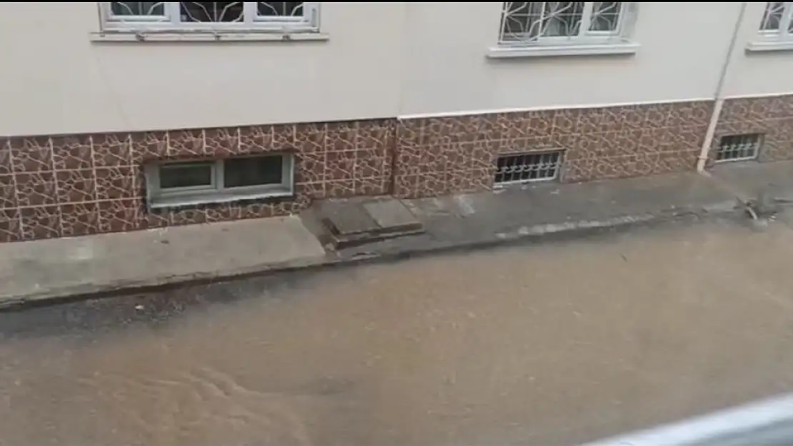 Eskişehir'de sağanak yağış etkili oldu, sokaklar sular içinde kaldı