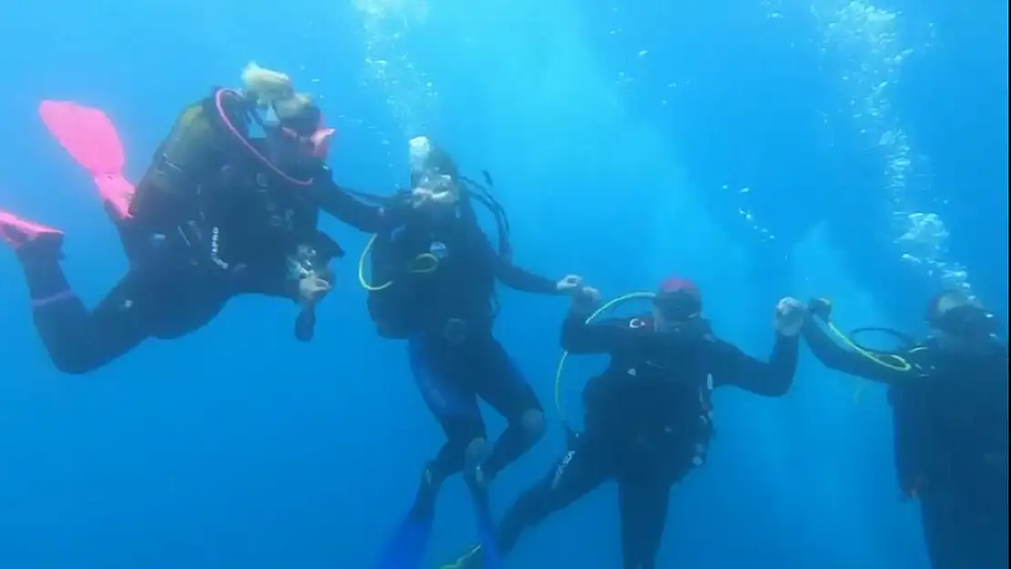 Eskişehirli dalgıçlar denizin 12 metre altında halay çekti