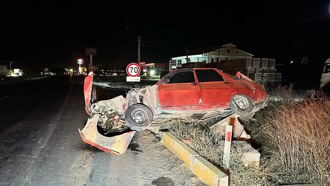 Feci kaza: Otomobil hurdaya döndü