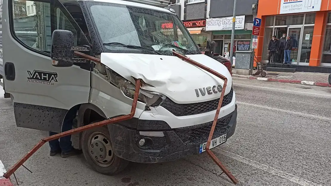 Fırtınada uçan çatı parçaları otomobilin üzerine düştü